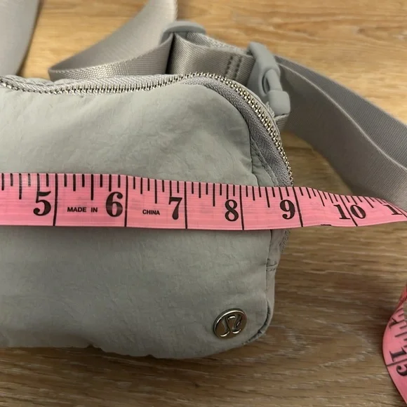 lululemon athletica Lululemon Everywhere Bag Silver Drop - Picture 5 of 10